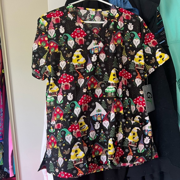 NWT women’s size Large sparkly gnome scrub top - Picture 1 of 3